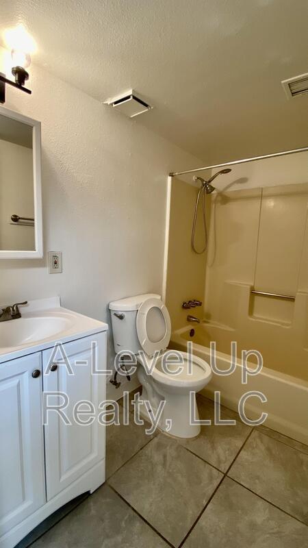 Building Photo - 417 E Thoroughbred St