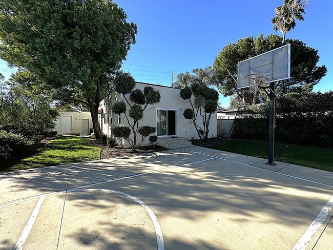 Building Photo - 8806 Haskell Ave