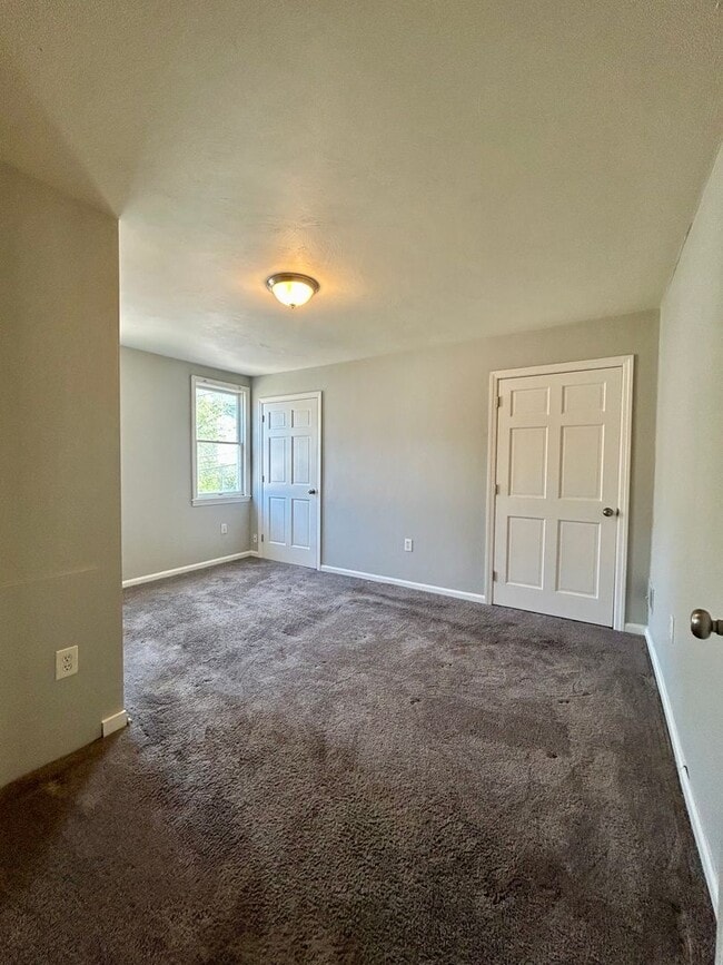 Building Photo - 2 Bedroom w/large attic space l Housing Vo...
