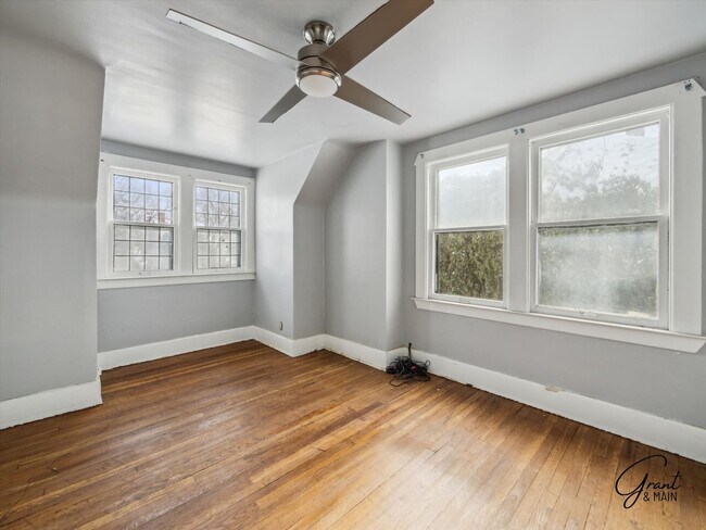 Building Photo - $1200 Bungalow
