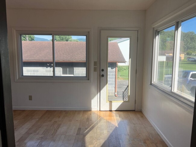 Building Photo - 2 bedroom, 1.5full bath House for rent on ...