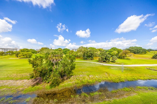 Building Photo - 3151 S Palm Aire Dr