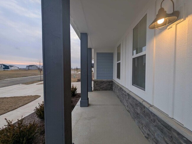 Building Photo - 8246 Woodstar Dr