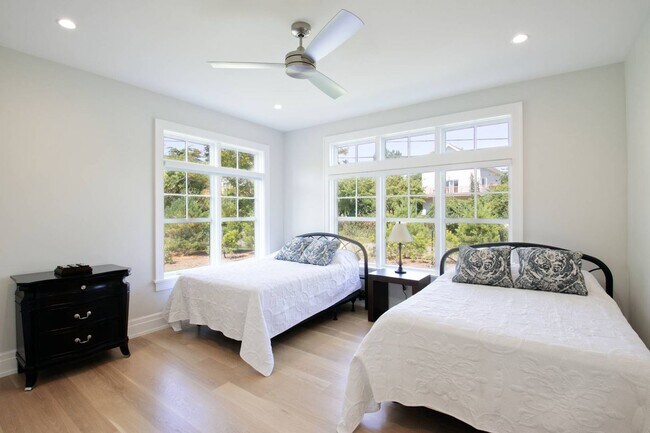 Building Photo - 12 S Elroy Dr