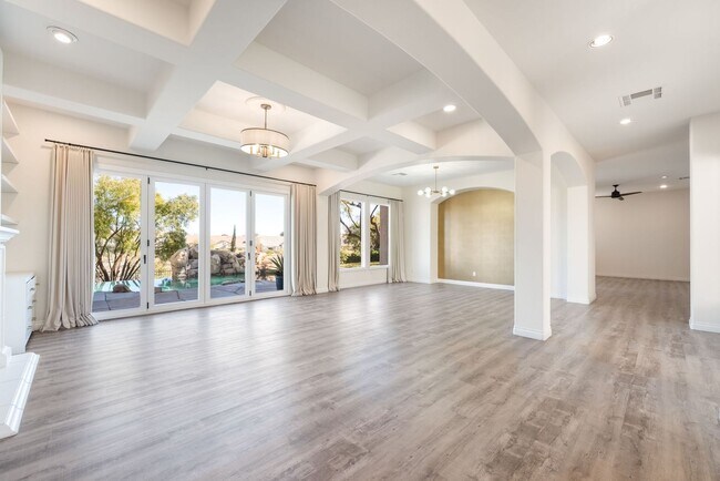 Building Photo - Queensridge Beauty - 5 bedroom on a 1/4+ acre lot