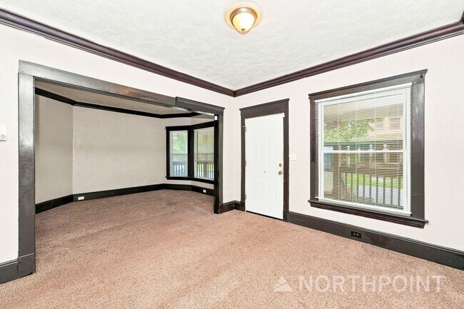 Building Photo - 10911 Hathaway Ave
