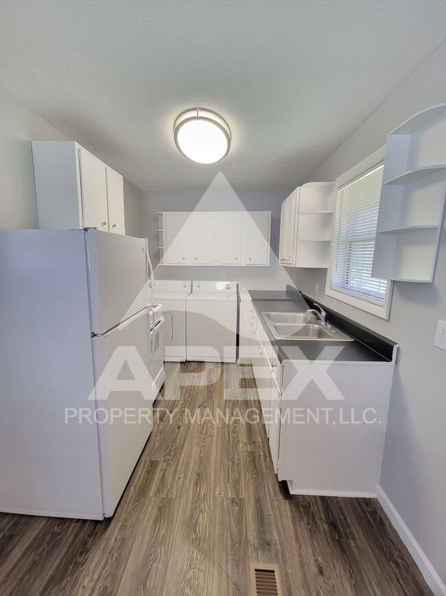 Building Photo - Renovated - 2 Bd 1 Ba Single Family home in North Knox close to downtown!