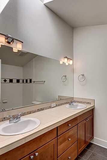 Building Photo - Gorgeous Townhouse in Green-Lake Community