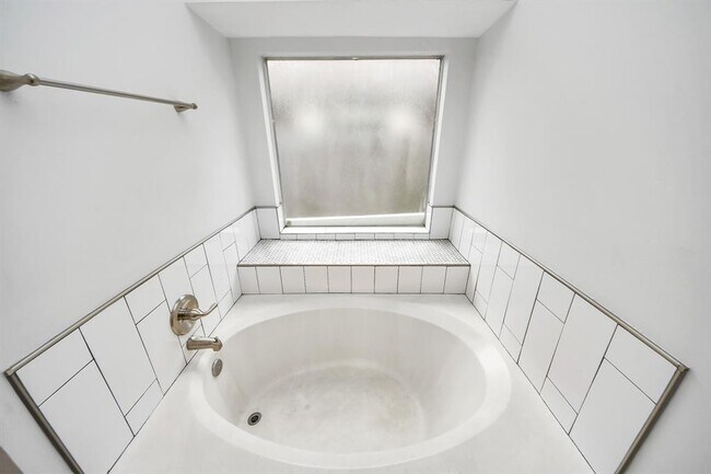 Building Photo - 2706 Plantation Dr