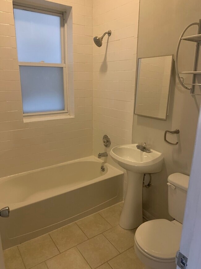 Building Photo - 858 N Ashland Ave