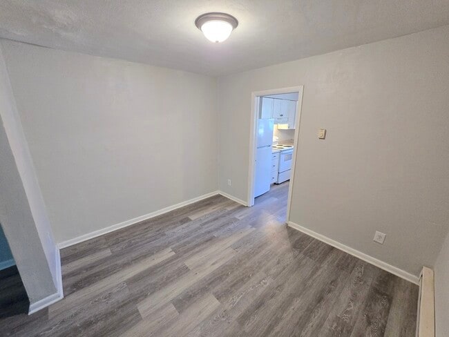 Building Photo - BEAUTIFUL TWO BEDROOM 1.5 BATHROOM APARTME...
