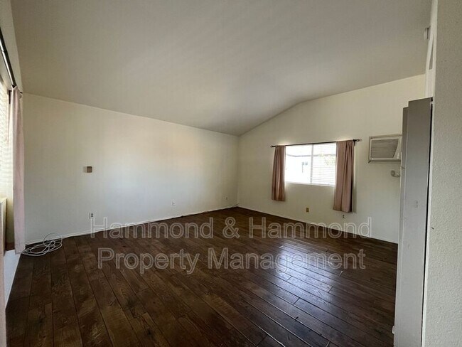 Building Photo - 5723 Willowcrest Ave