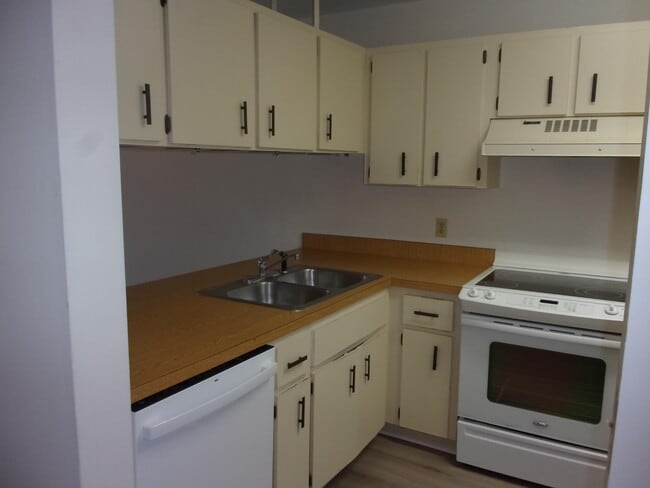 Building Photo - 700 W Pope Rd