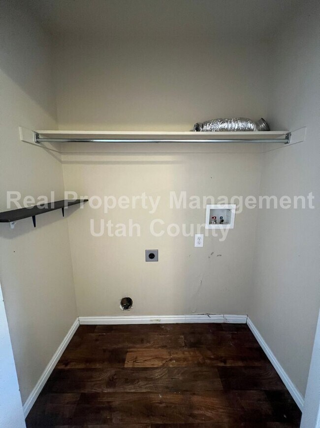Building Photo - Pet Friendly Home with Fully fenced back yard