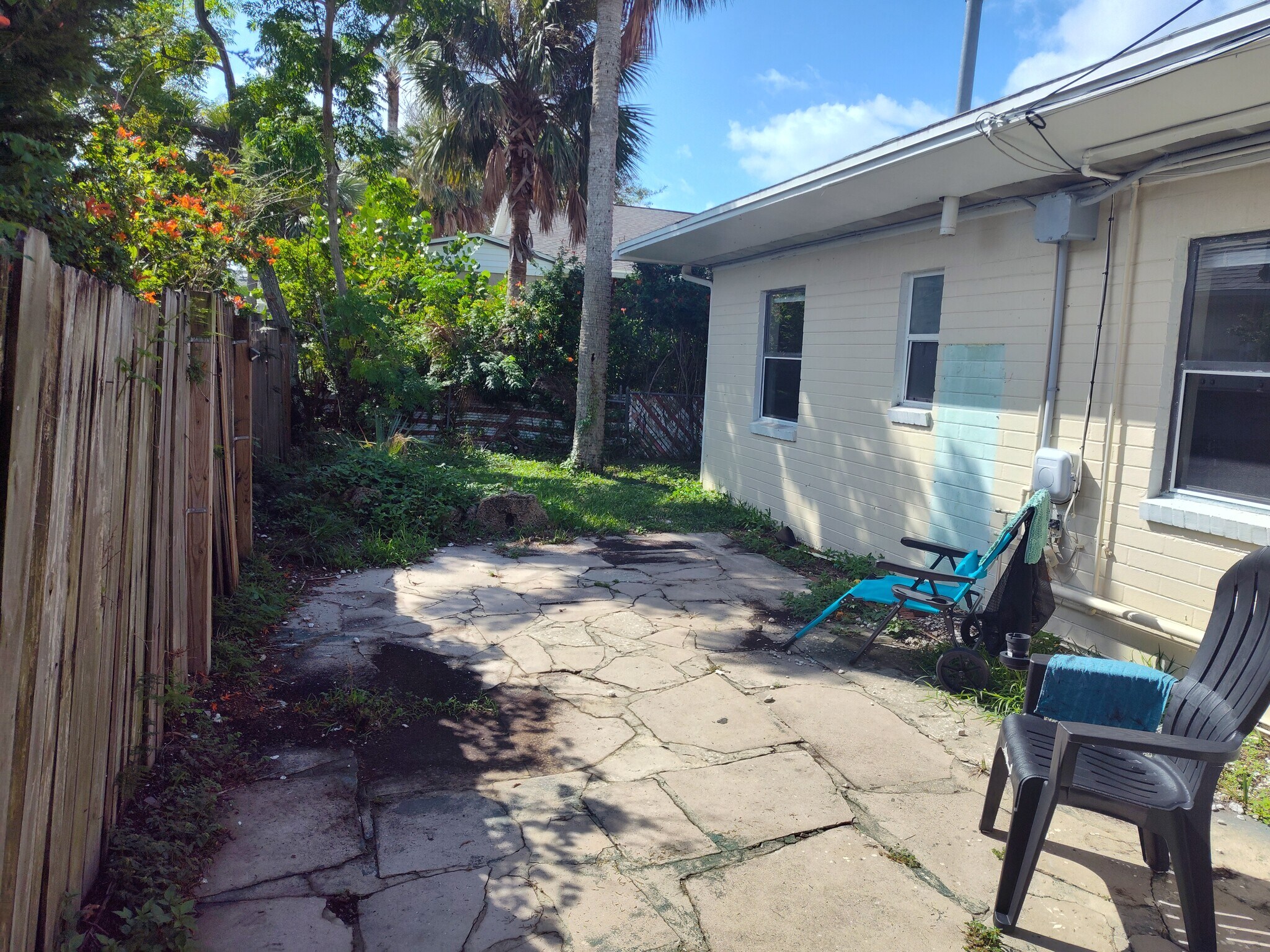 Building Photo - 318 N Oleander Ave