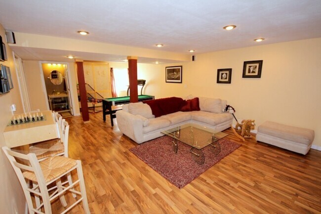 Building Photo - 806 Cobblefield Rd