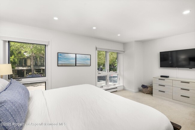 Building Photo - 250 S Original St