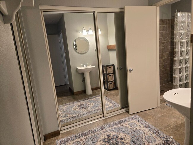 Building Photo - Beautiful two story, 3 bed, 1 full bath, 2...
