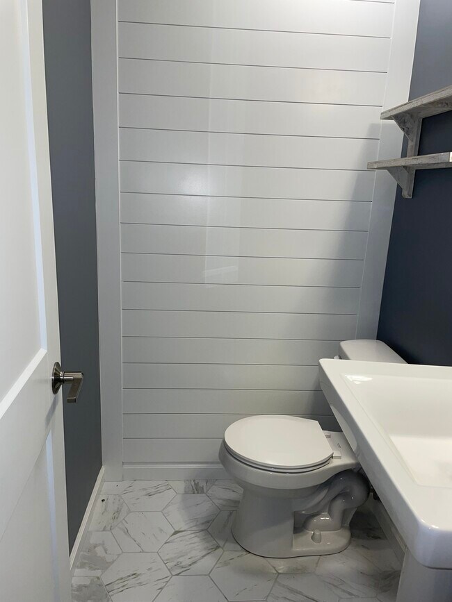 Half bath - 1010 Country Club Rd