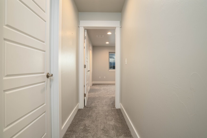 Building Photo - 1403 Happy Ln