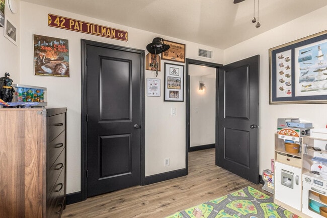 Building Photo - 617 E Ellis Dr