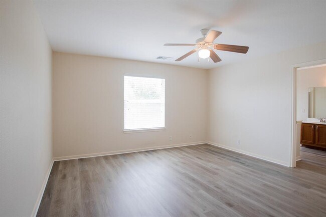 Building Photo - 4001 Barlow Dr