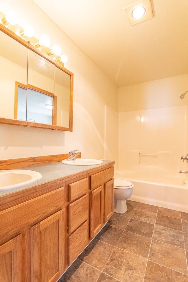 Building Photo - 508 NE Graham St