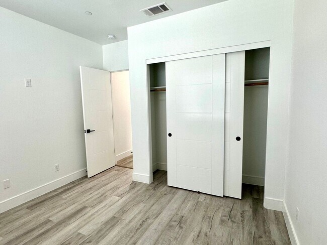 Building Photo - 1628 Tecado Dr