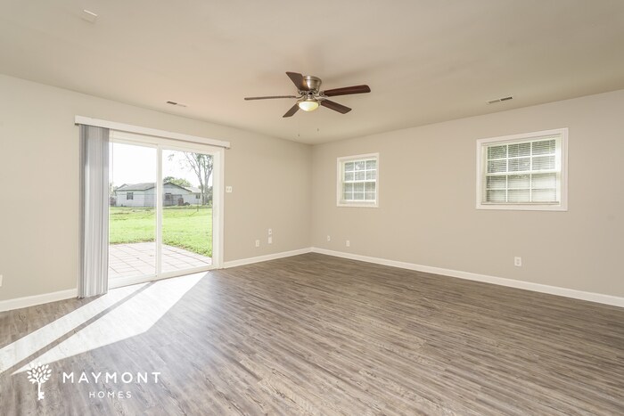 Building Photo - 5160 Largo Dr