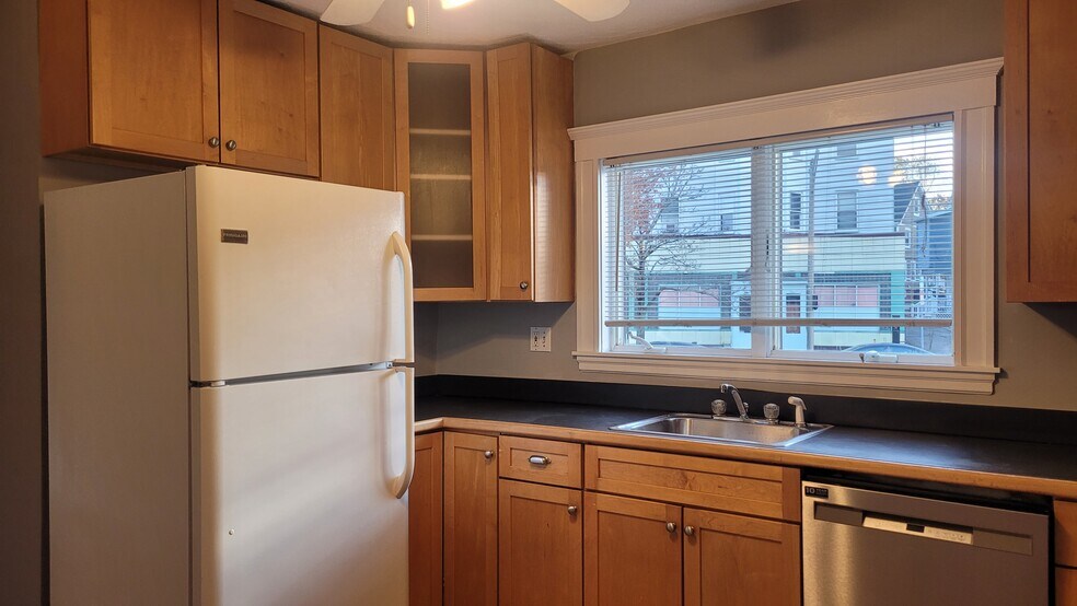 Big sunny kitchen - 881 Broadway