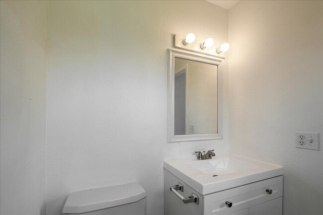 Building Photo - 849 SW Belmont Cir