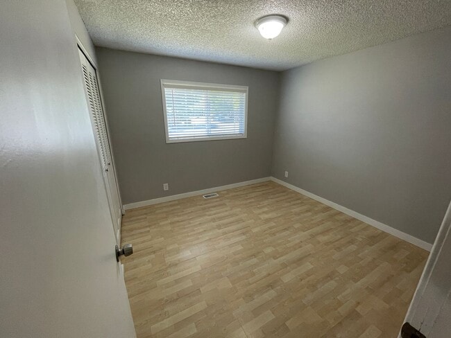 Building Photo - Hard to find 3 bedroom 2, bathroom.