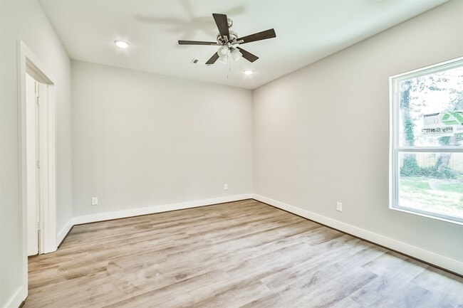 Building Photo - 420 Ave B