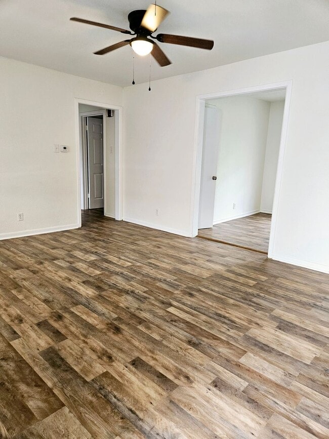 Building Photo - 3 BEDROOM AVAILABLE NOW!