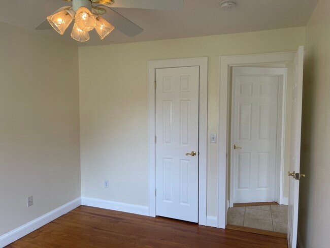 Building Photo - 184 Pine Island Tpke