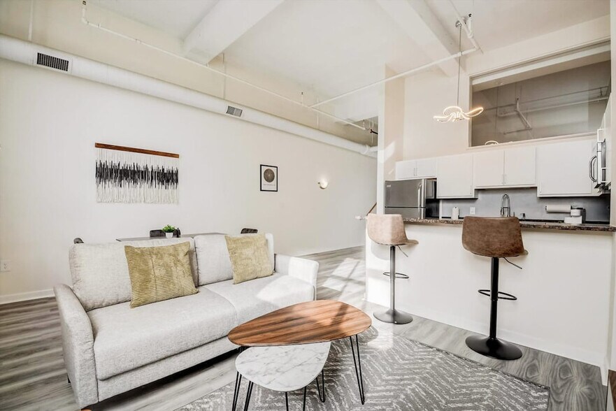 Primary Photo - 50 N Illinois St