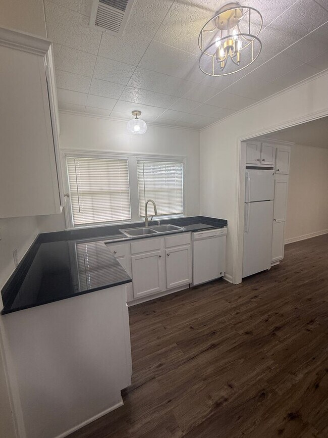 Building Photo - Cozy 3 bedroom, 2 bathroom home in Lake Charles
