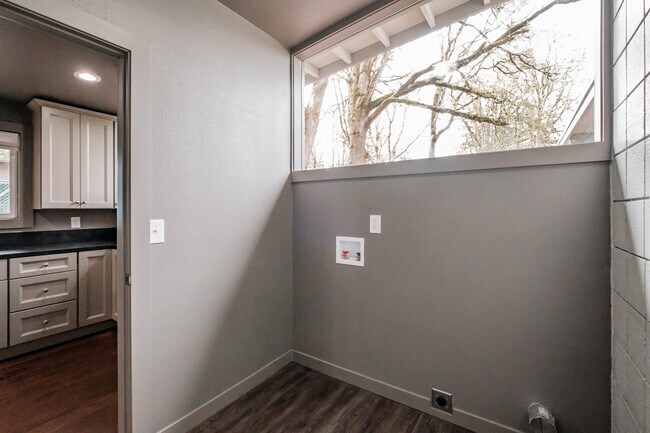 Building Photo - 837 Woodmansee Ct SE