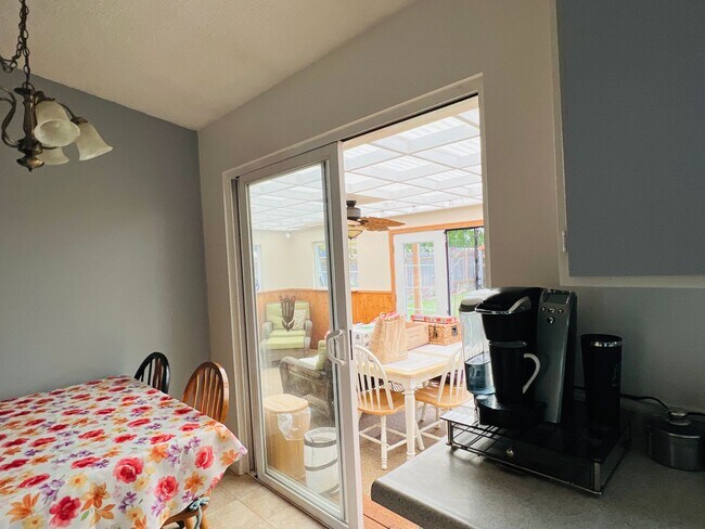 Building Photo - Beautiful yard, 3 bedroom 1 bath rambler i...