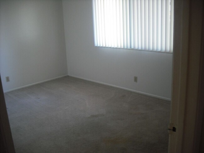 Building Photo - Popular Victoria Avenue Townhouse