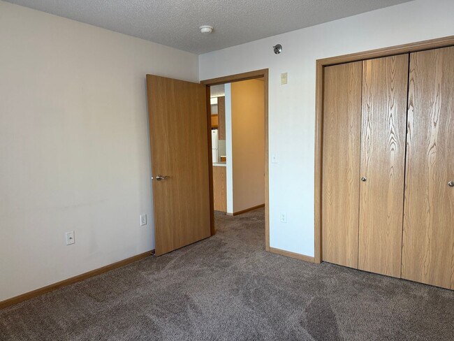 Building Photo - 2 bed 2 bath 1st Floor South Fargo