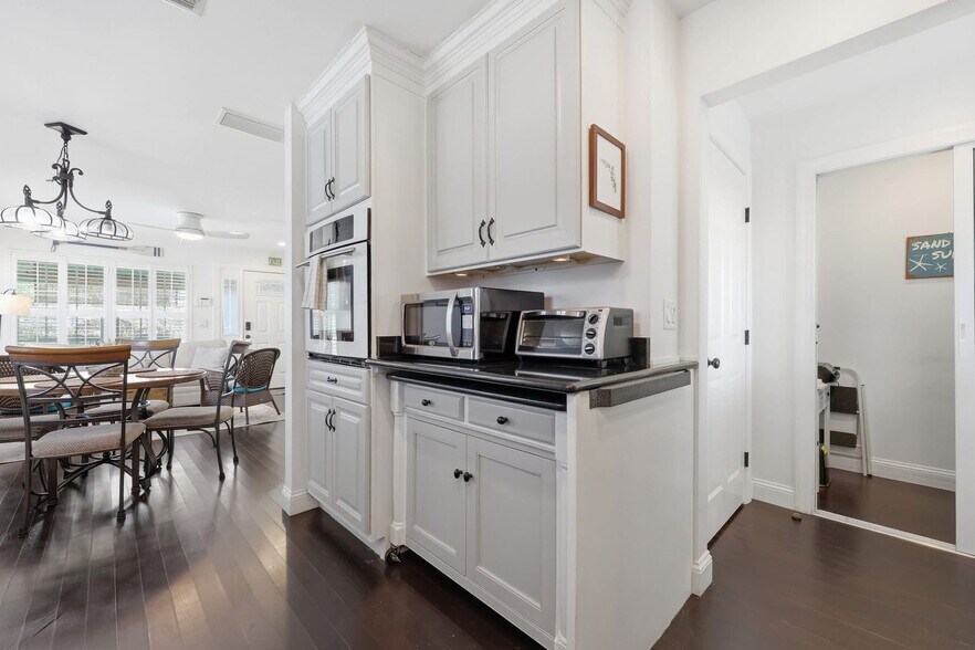 Building Photo - 36 Weeden St