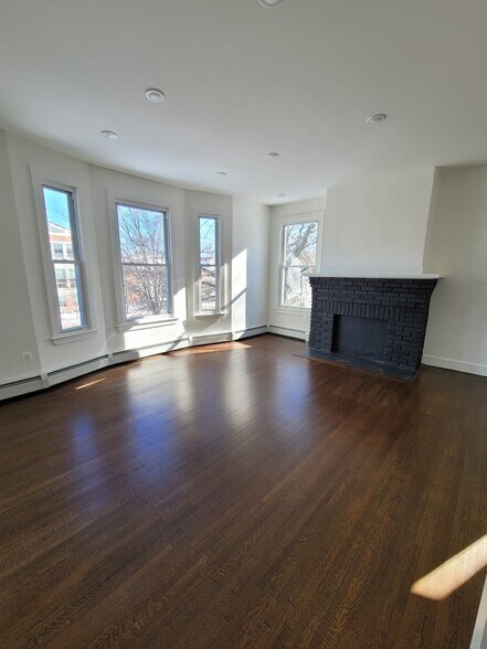 Living room - 682 Whitney Ave