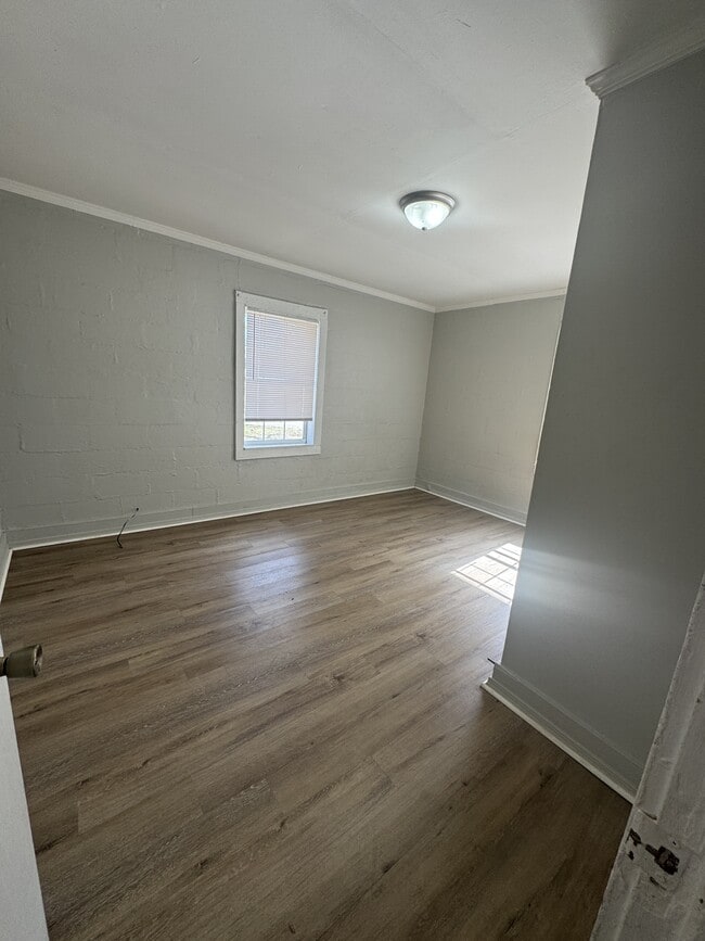 Building Photo - 1004 Duke St