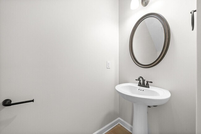 Building Photo - Pet Friendly Four Bedroom!