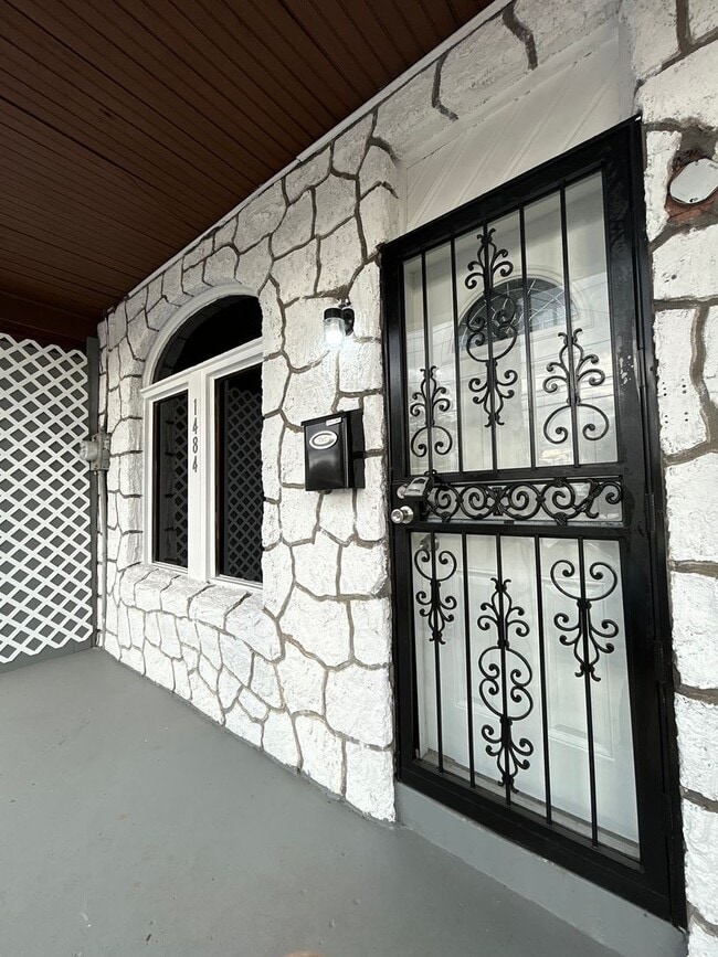 Building Photo - 1484 Louis St