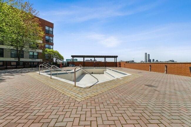 Building Photo - 102 Christopher Columbus Dr