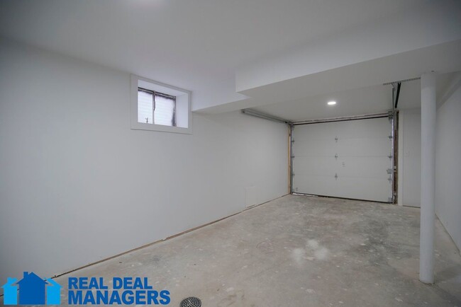 Building Photo - Spacious 5-Bedroom Home with 3 Bathrooms i...