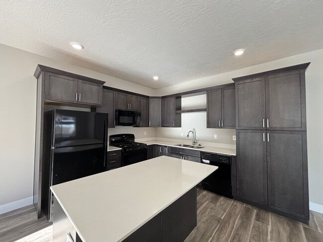 Building Photo - DARLING TWO BEDROOM TOWNHOME IN CEDAR CITY!