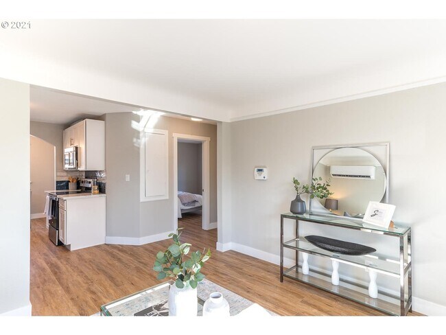 Building Photo - 8111 SE Taylor St